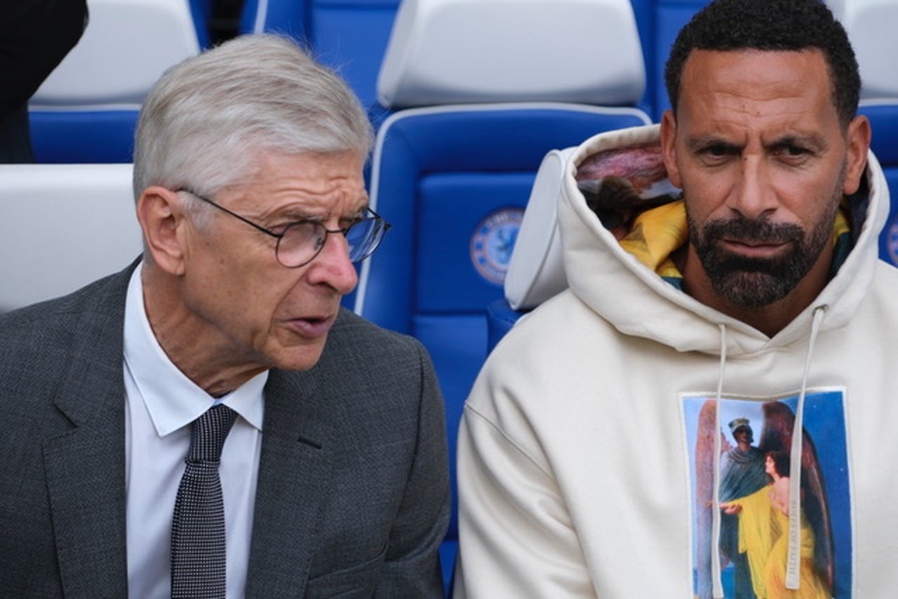 Arsène Wenger and Rio Ferdinand on the bench